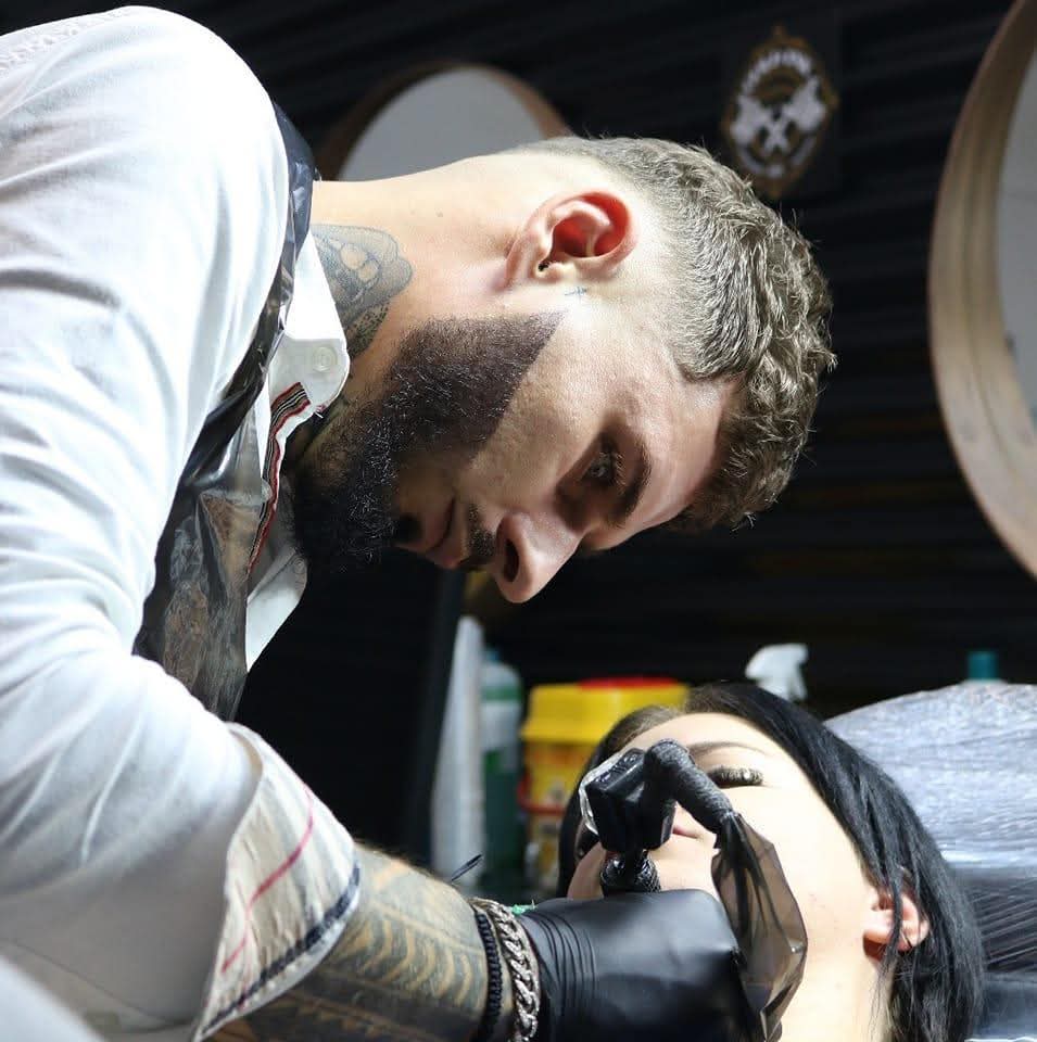 Artist Tattoo Iași Denis lucrând la un tatuaj