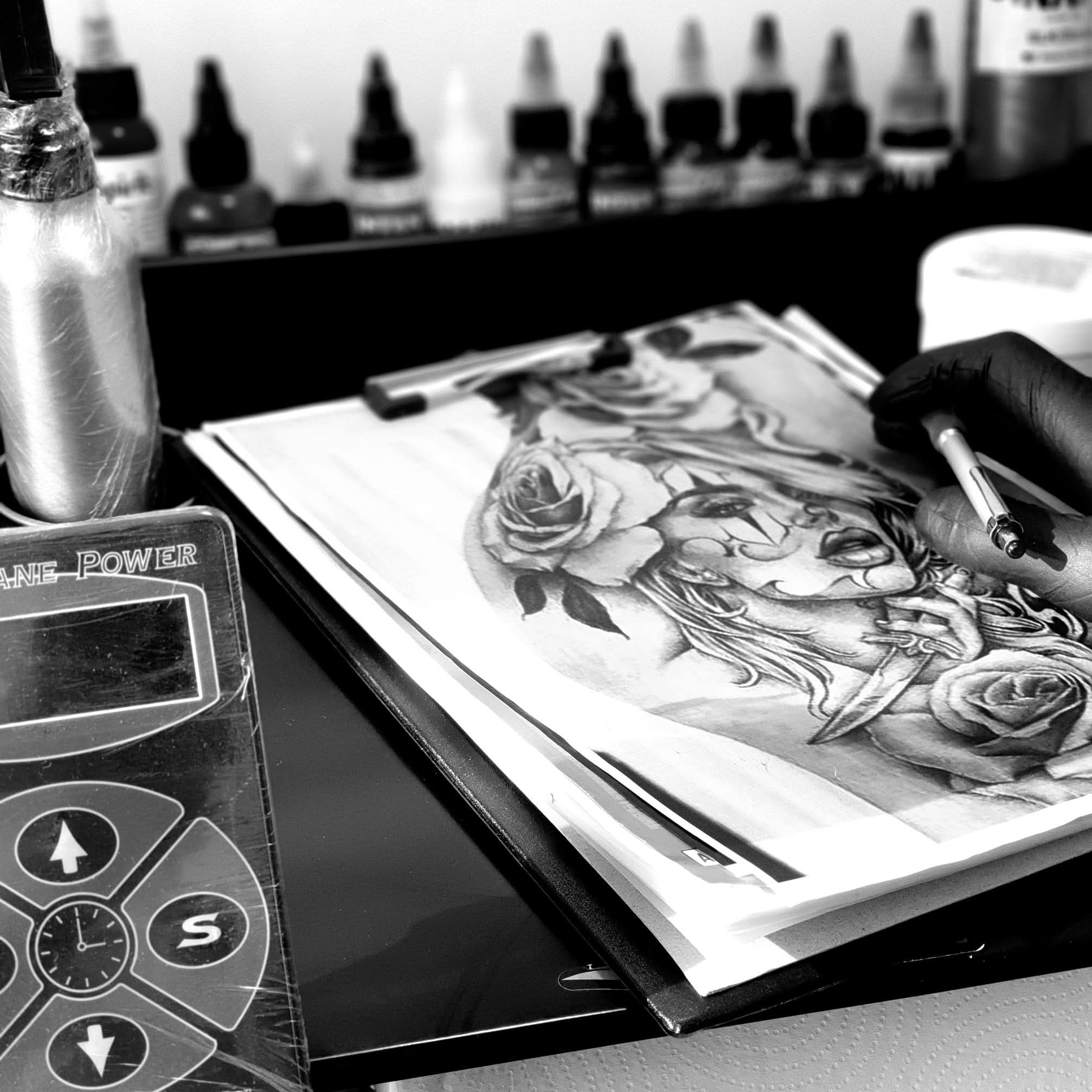 Schiță de tatuaj și echipament profesional la studio